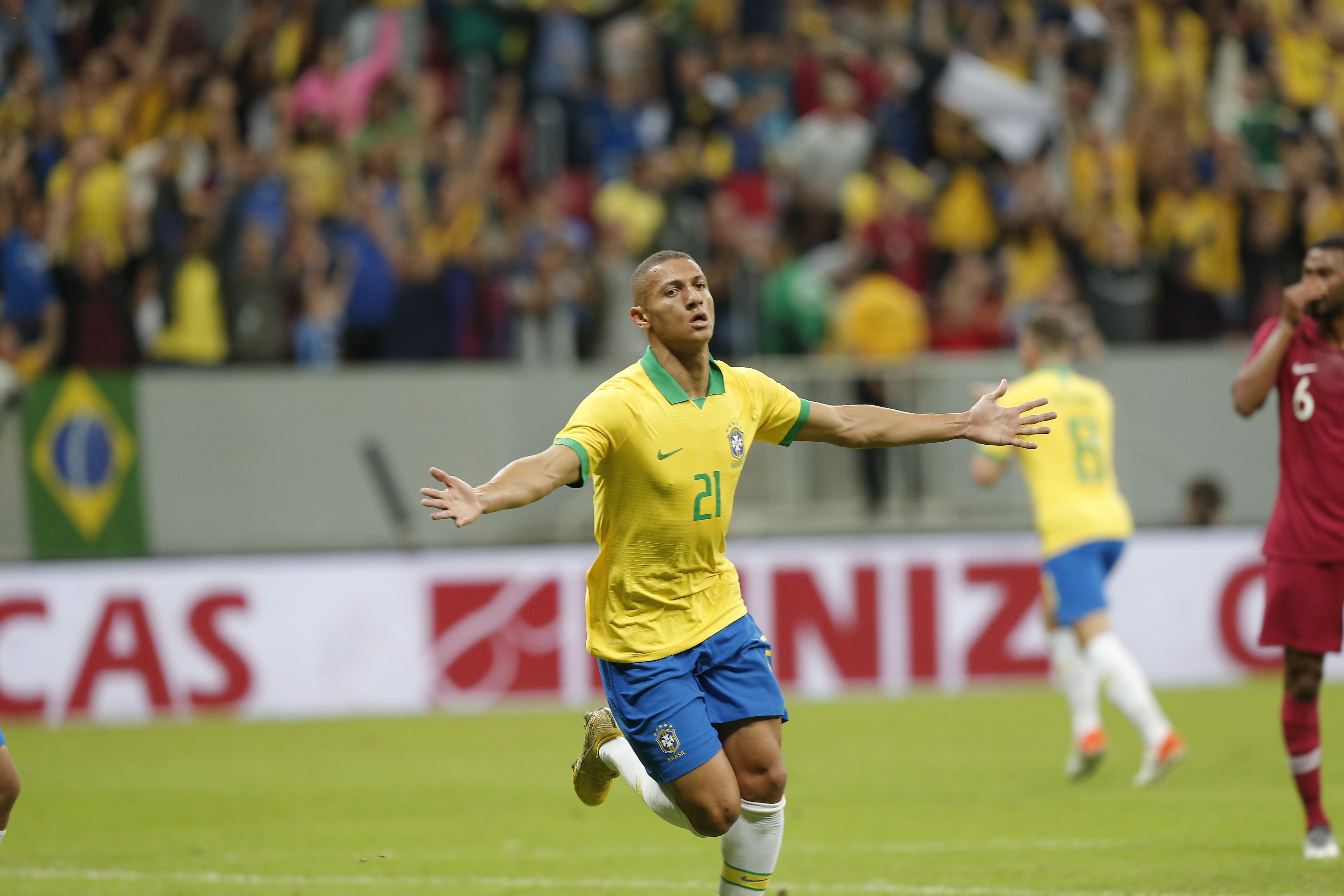 Miranda marca nos acréscimos e Brasil vence amistoso contra a