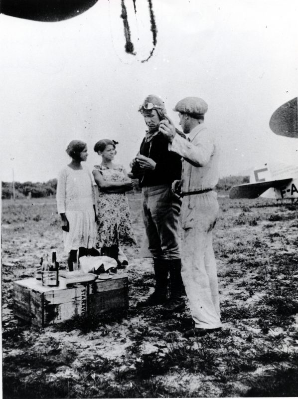 Pilotos com moradoras do Campeche. Foto do Museu Air France – Acervo Amab/Divulgação
