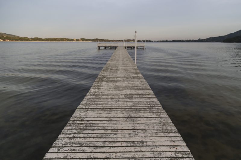 Deque da marina nos fundos da sede principal. Esportes n&aacute;uticos continuam sendo um atrativo do local – Foto: Anderson Coelho/ND