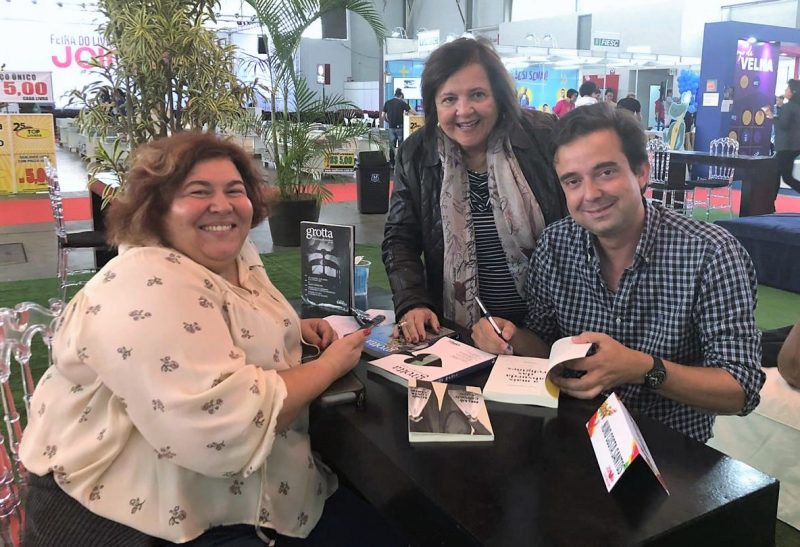 Da esq. para dir.: Manuela Ribeiro, Lélia Pereira Nunes e Nuno Costa Santos na Feira do Livro de Joinville – Divulgação/ND