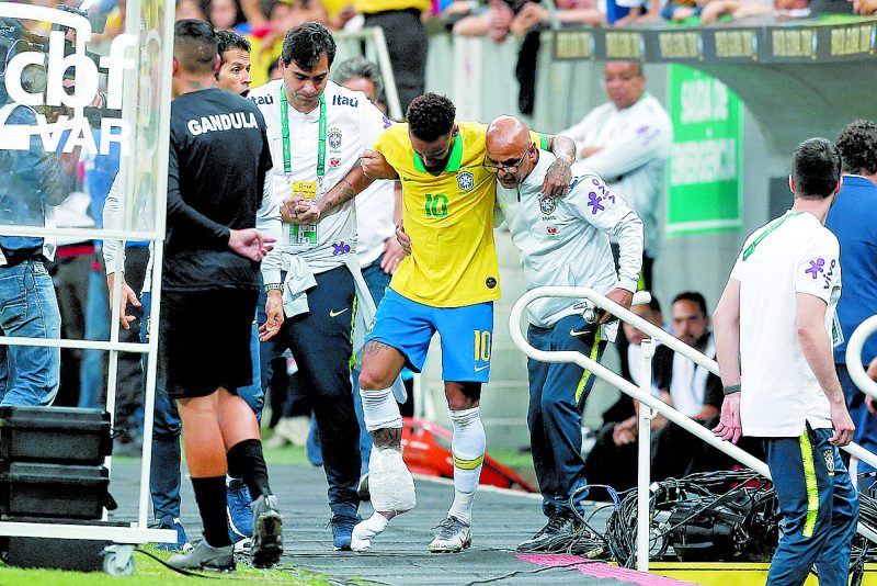 DF – AMISTOSO/BRASIL X CATAR – ESPORTES – O atacante Neymar, do Brasil, deixa o campo com dores no tornozelo direito em partida amistosa contra o Catar, preparat&oacute;ria &agrave; Copa Am&eacute;rica, realizada no est&aacute;dio Man&eacute; Garrincha, em Bras&iacute;lia, nesta quarta-feira, 05. 05/06/2019 – Foto: DIDA SAMPAIO/ESTAD&Atilde;O CONTE&Uacute;DO – Foto: ESTAD&Atilde;O CONTE&Uacute;DO/ND