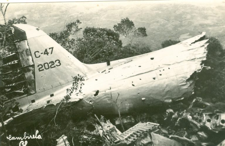 Avião da FAB cai no Morro do Cambirela 