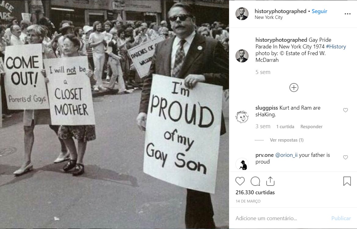 Pais de homossexuais durante a Parada do Orgulho Gay de Nova York, em 1974. O evento foi marcado por cartazes com frases como "Eu tenho orgulho do meu filho gay" - Crédito: reprodução/33Giga/ND