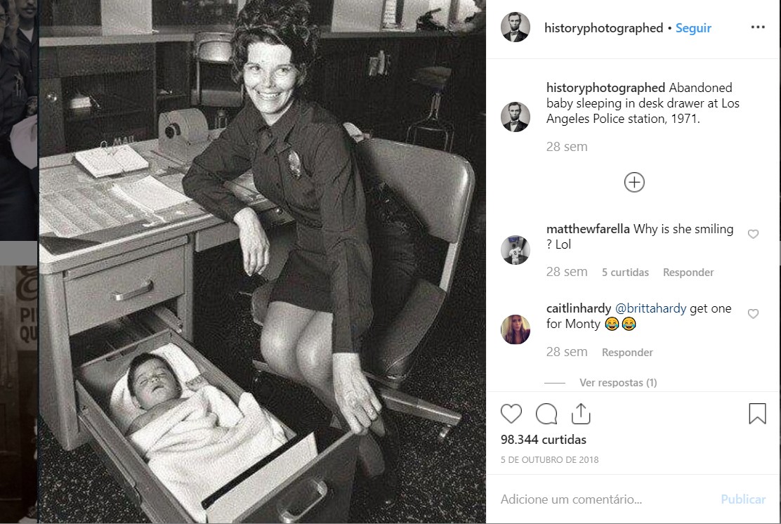 Bebê abandonado dormindo dentro de uma gaveta em uma delegacia de polícia de Los Angeles (EUA), em 1971 - Crédito: reprodução/33Giga/ND