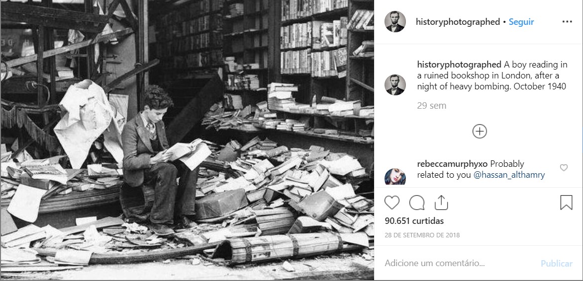 Garoto lê em livraria arruinada após uma noite de bombardeio em Londres, em 1940 - Crédito: reprodução/33Giga/ND