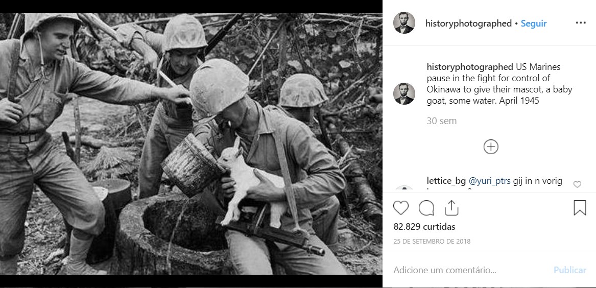 Fuzileiros navais dos EUA fazem uma pausa na luta pelo controle de Okinawa para dar ao seu mascote, um cabrito, um pouco de água em abril de 1945 - Crédito: reprodução/33Giga/ND