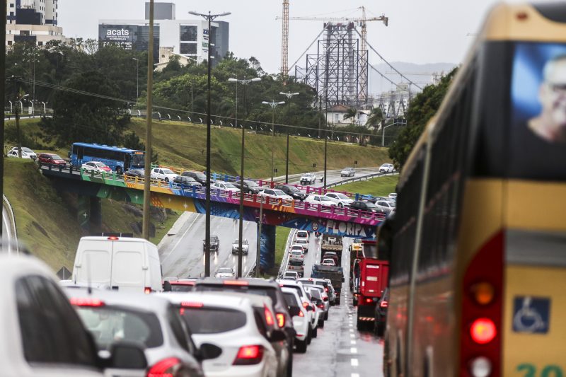 Chuva e trânsito caótico na entrada da Ilha de Santa Catarina nesta sexta (8)