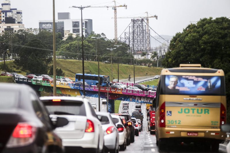 Motoristas encontraram tráfego lento nesta segunda (22) nos dois sentidos da BR-101