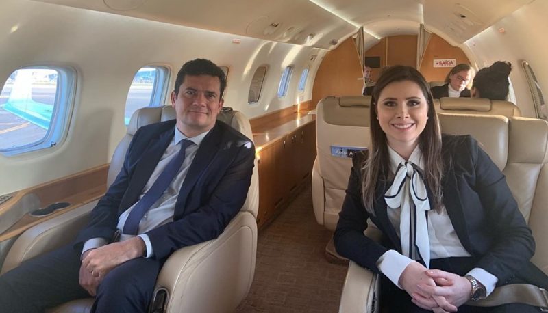 Ministro Sérgio Moro e deputada federal Caroline de Toni a caminho de Chapecó nesta sexta-feira &#8211; Reprodução/Instagram