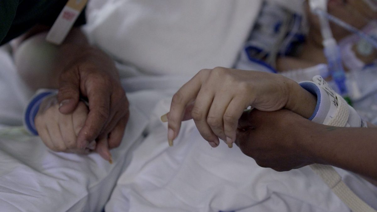 Extremis (2016) – Seja testemunha das emoções que acompanham decisões de vida ou morte para médicos, pacientes e famílias na UTI de um hospital. - Crédito: Divulgação/33Giga/ND