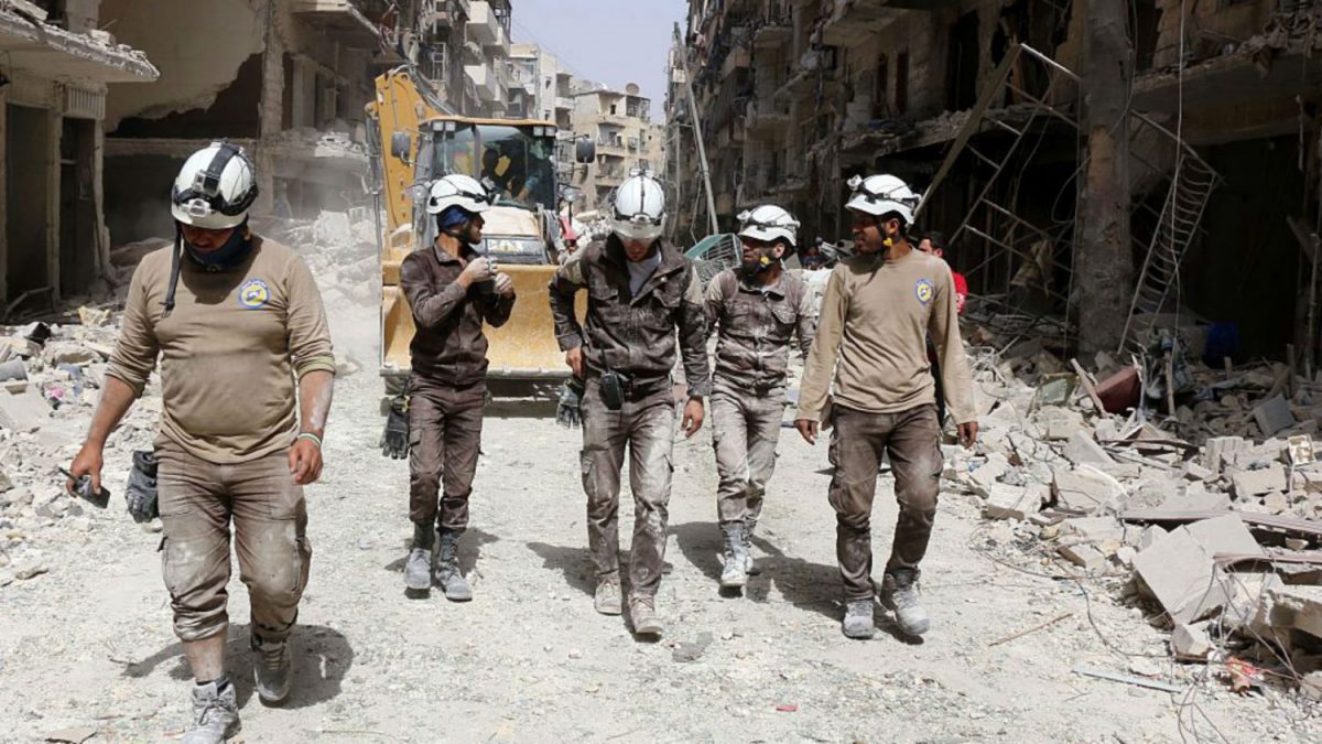 Os Capacetes Brancos (2016) – Enquanto ataques aéreos diários castigam civis da Síria, um grupo de resgate corajoso arrisca a vida para remover as vítimas dos escombros. - Crédito: Divulgação/33Giga/ND
