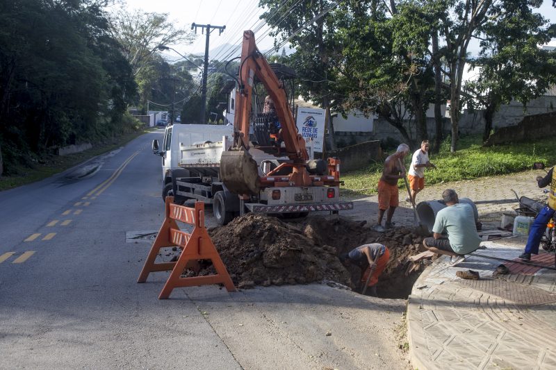 Funcion&aacute;rios da Casan trabalharam para conter vazamentos nesta quarta-feira (12). Foto: Fl&aacute;vio Tin/ND – Flavio Tin/ND