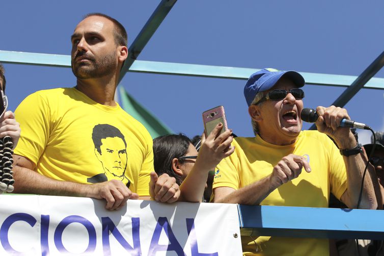 Ao lado do deputado Eduardo Bolsonaro, o ministro do GSI, general Augusto Heleno, participou, em Brasília, de ato pró-Sergio Moro, em defesa da Lava Jato e da reforma da Previdência – Fabio Rodrigues Pozzebom/Agência Brasil/ND