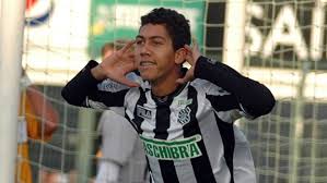 Roberto Firmino, lan&ccedil;ado pelo Figueirense ao mundo, marcou um gol no final, nesta quarta-feira – Foto: Figueirense FC/divulga&ccedil;&atilde;o