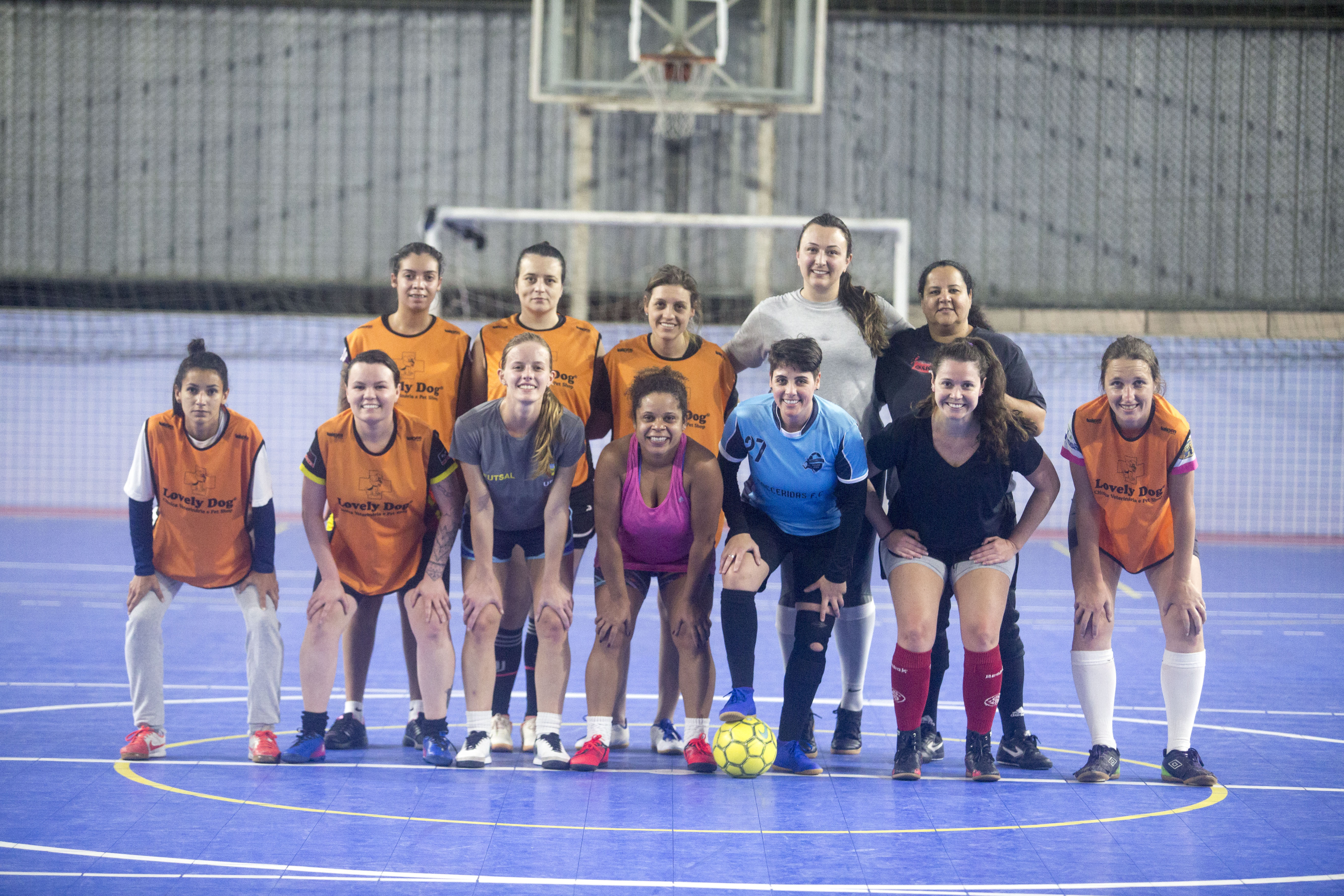 Futebol, carne e cerveja: meninas reúnem-se semanalmente e ajudam a quebrar  barreiras