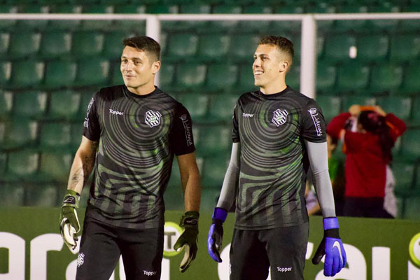 Os goleiros Denis César e Vitor Caetano durante o aquecimento – Matheus Dias/FFC/divulgação