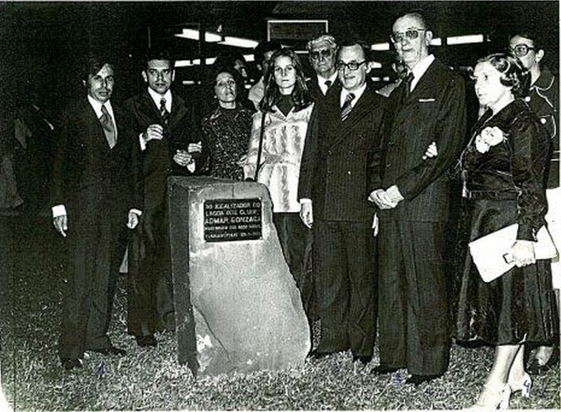Maria Concei&ccedil;&atilde;o de Moura e o empres&aacute;rio Admar Gonzaga, com autoridades na solenidade de inaugura&ccedil;&atilde;o do LIC, em 29/05/1969 – Divulga&ccedil;&atilde;o/ND
