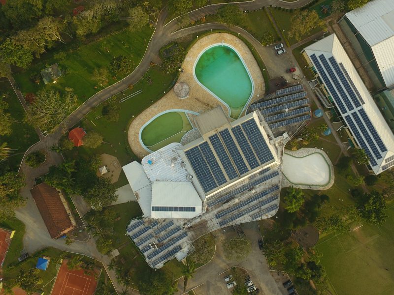 Lagoa Iate Clube (Florianópolis): projetado nos anos 1960, embora tenha passado por modificações, destaca-se como a única obra assinada por Niemeyer em Santa Catarina. Agora, as obras em projeto de Niemeyer estão proíbidas