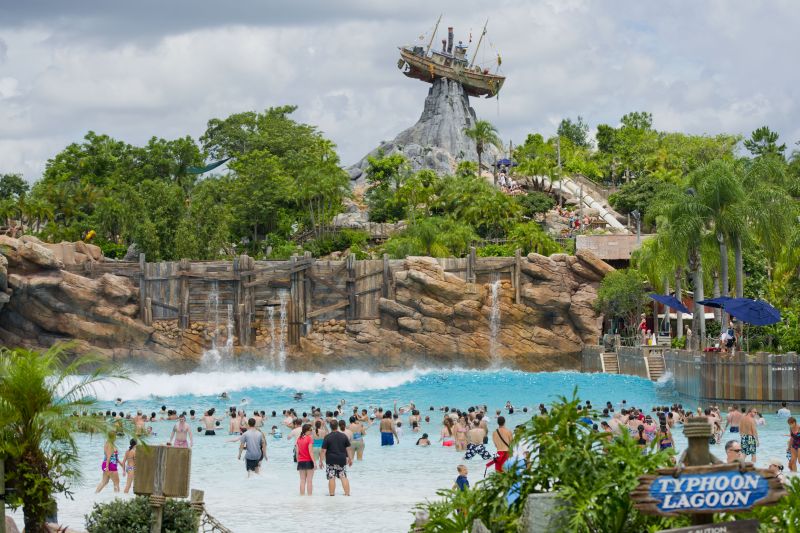 Também dedicado aos brinquedos aquáticos, o Disney's Typhoon Lagoon oferece atrações para toda a família. Os mais radicais podem se aventurar na piscina de surfe com ondas que atingem até dois metros de altura - Divulgação - Divulgação/Rota de Férias/ND