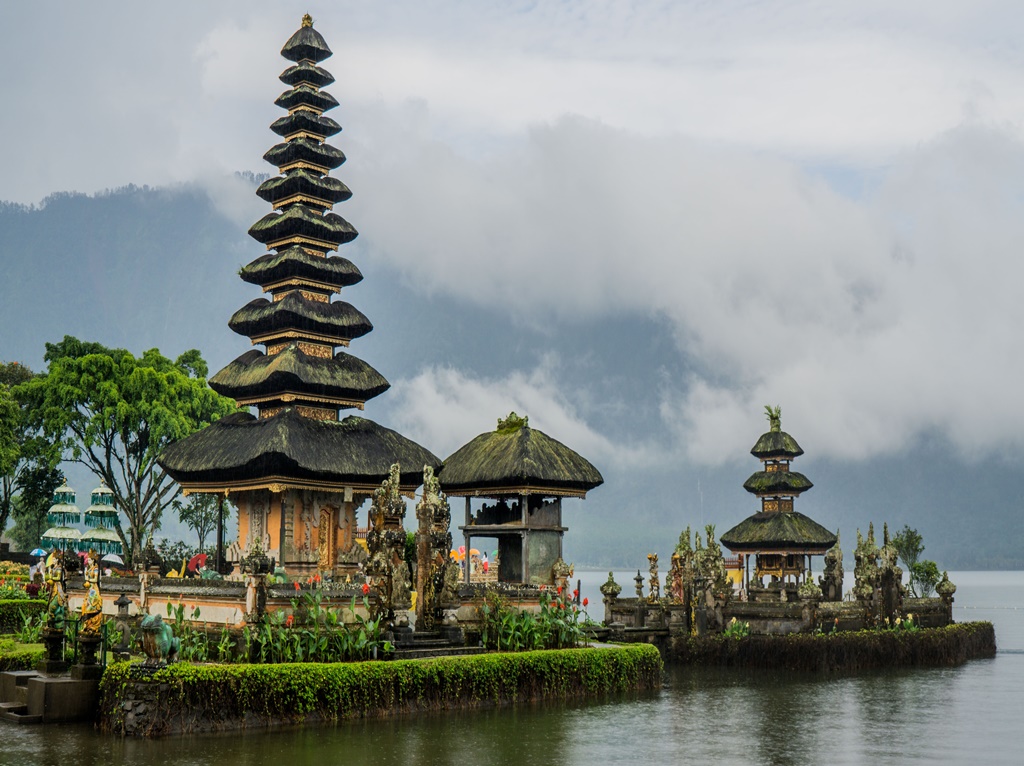 Templo Ulun Danu Beratan, Bali - Dennis Rochel on Unsplash - Dennis Rochel on Unsplash/Rota de Férias/ND