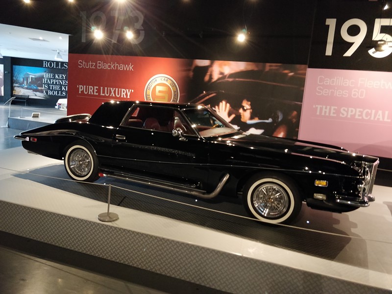 1973 Stutz Blackhawk – Este era um dos carros favoritos de Elvis. O interior, customizado, tem tons vermelhos. O Rei do Rock estava dirigindo este carro quando passou pelo portão de Graceland, em Memphis, pela última vez, em 16 de agosto de 1977. Horas depois, ele seria encontrado morto - Foto: Paulo Basso Jr./Garagem360 - Foto: Paulo Basso Jr./Garagem360/Garagem 360/ND