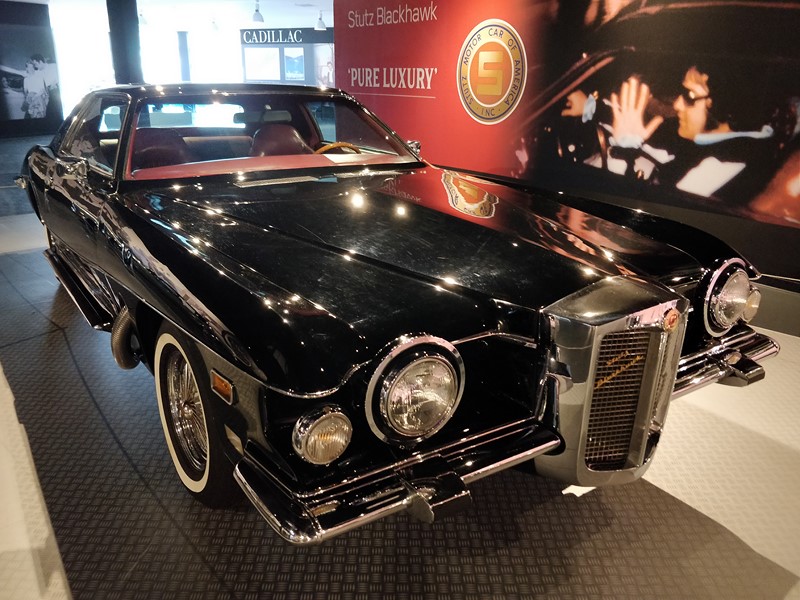 1973 Stutz Blackhawk – Este era um dos carros favoritos de Elvis. O interior, customizado, tem tons vermelhos. O Rei do Rock estava dirigindo este carro quando passou pelo portão de Graceland, em Memphis, pela última vez, em 16 de agosto de 1977. Horas depois, ele seria encontrado morto - Foto: Paulo Basso Jr./Garagem360 - Foto: Paulo Basso Jr./Garagem360/Garagem 360/ND