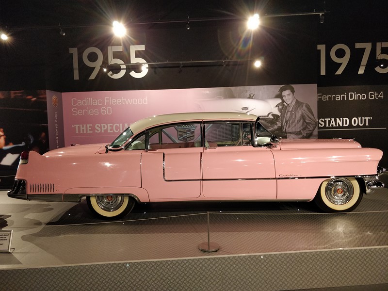 1955 Cadillac Fleetwood Sixty Special – Este talvez seja o carro mais emblemático de Elvis. O Cadillac rosa foi usado pelo ídolo em diversos tours. Sua mãe também costumava circular com o modelo em Memphis (embora ela não tivesse licença), já que era o seu favorito - Foto: Paulo Basso Jr./Garagem360 - Foto: Paulo Basso Jr./Garagem360/Garagem 360/ND