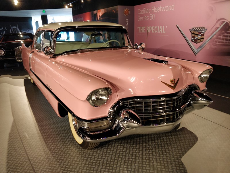 Nesta galeria, você confere a coleção de carros e de motos de Elvis Presley. Acima, um 1955 Cadillac Fleetwood Sixty Special – Este talvez seja o carro mais emblemático de Elvis. O Cadillac rosa foi usado pelo ídolo em diversos tours. Sua mãe também costumava circular com o modelo em Memphis (embora ela não tivesse licença), já que era o seu favorito - Foto: Paulo Basso Jr./Garagem360 - Foto: Paulo Basso Jr./Garagem360/Garagem 360/ND