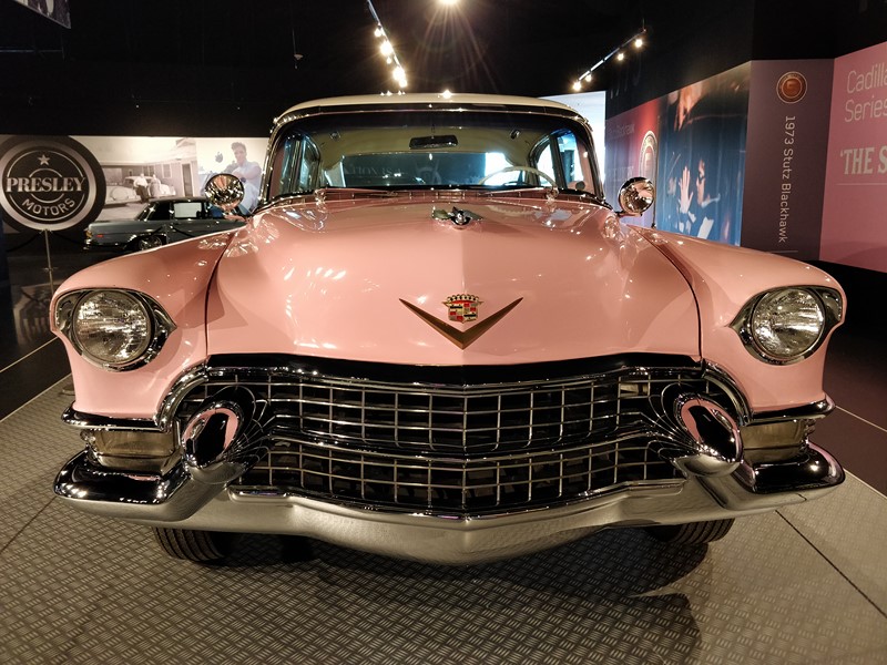 1955 Cadillac Fleetwood Sixty Special – Este talvez seja o carro mais emblemático de Elvis. O Cadillac rosa foi usado pelo ídolo em diversos tours. Sua mãe também costumava circular com o modelo em Memphis (embora ela não tivesse licença), já que era o seu favorito - Foto: Paulo Basso Jr./Garagem360 - Foto: Paulo Basso Jr./Garagem360/Garagem 360/ND