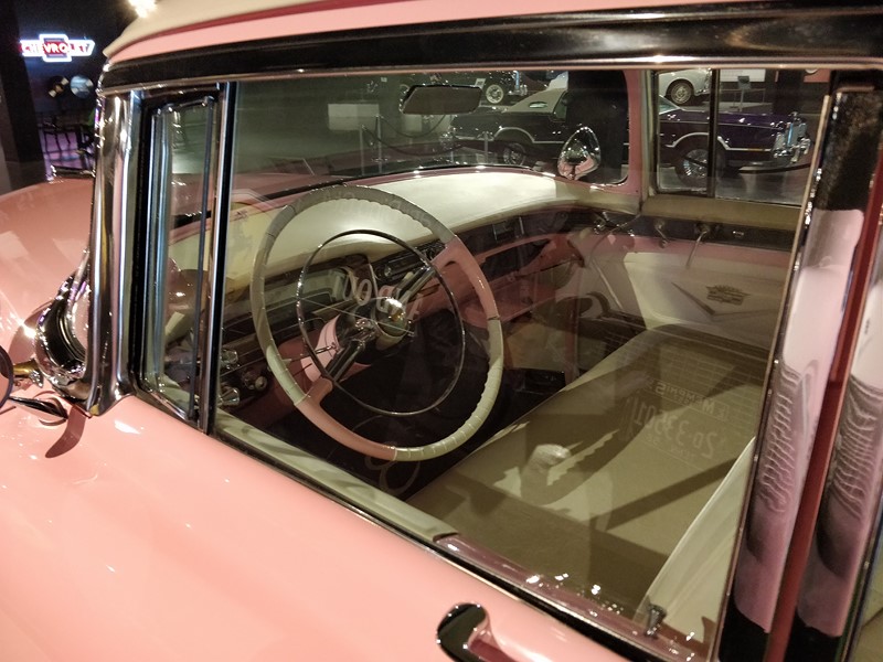 1955 Cadillac Fleetwood Sixty Special – Este talvez seja o carro mais emblemático de Elvis. O Cadillac rosa foi usado pelo ídolo em diversos tours. Sua mãe também costumava circular com o modelo em Memphis (embora ela não tivesse licença), já que era o seu favorito - Foto: Paulo Basso Jr./Garagem360 - Foto: Paulo Basso Jr./Garagem360/Garagem 360/ND