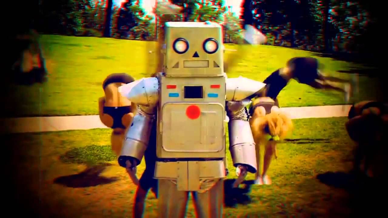 Robot – 3OH!3 (2011): <a href="http://bit.ly/2LsOaxK">http://bit.ly/2LsOaxK</a> - Crédito: Reprodução YouTube/33Giga/ND