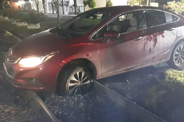 Carro foi encontrado sobre os trilhos em Jaraguá do Sul – Polícia Militar / Divulgação
