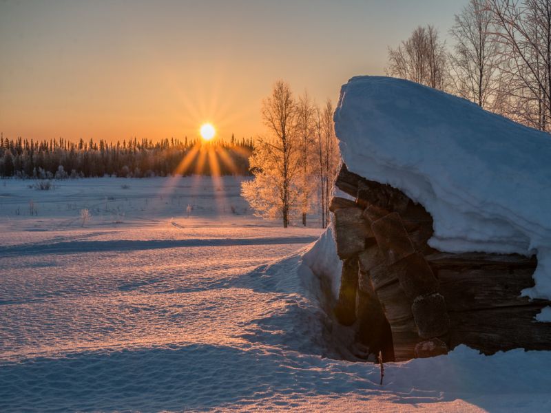 Um dos países mais gelados da Europa, a Finlândia é a terra do Papai Noel. A região da Lapônia chega a atingir menos 50ºC no inverno, e você pode passear por paisagens como esta a bordo de um trenó puxado por cães huskies - Markus Trienke via Visual Hunt / CC BY-SA - Markus Trienke via Visual Hunt / CC BY-SA/Rota de Férias/ND
