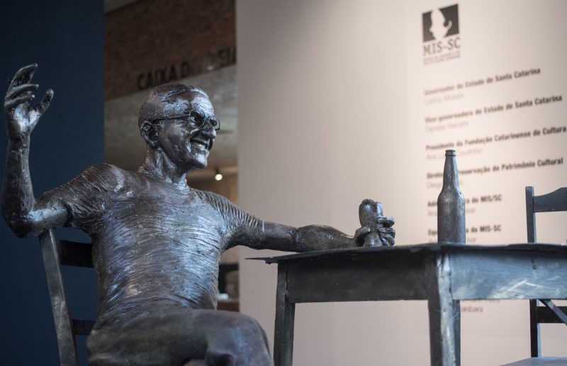Zininho foi retratado em escultura de fibra produzida pelo grande artista plástico Plínio Verani. – Foto: Divulgação/ND