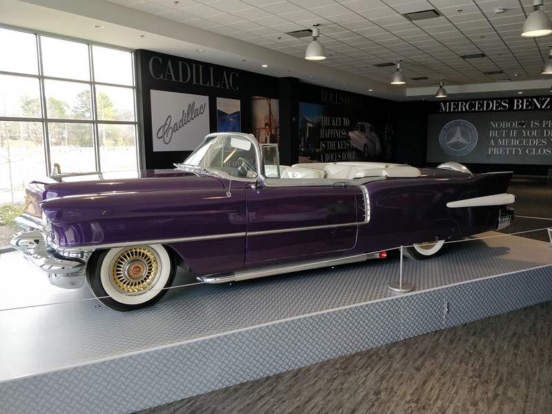 1956 Cadillac Eldorado Biarritz Convertible Coupe – Originalmente branco, o carro foi pintado de roxo e teve o interior customizado para Elvis. O veículo passou por uma completa restauração em 1976 - Foto: Paulo Basso Jr./Garagem360 - Foto: Paulo Basso Jr./Garagem360/Garagem 360/ND