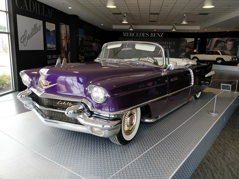 1956 Cadillac Eldorado Biarritz Convertible Coupe – Originalmente branco, o carro foi pintado de roxo e teve o interior customizado para Elvis. O veículo passou por uma completa restauração em 1976 - Foto: Paulo Basso Jr./Garagem360 - Foto: Paulo Basso Jr./Garagem360/Garagem 360/ND