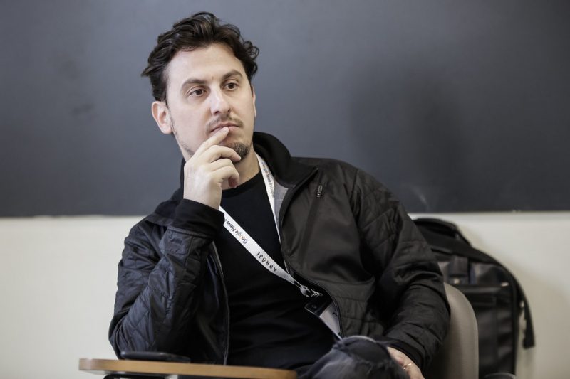 Leandro Demori, editor-chefe do The Intercept, conversava com sua equipe sobre a Vaza Jato – Alice Vergueiro/Abraji/Divulgação/ND