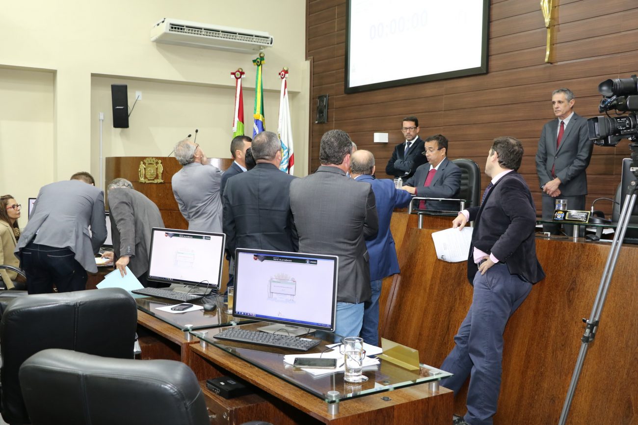 Vereadores de Florianópolis durante a sessão de quarta-feira, em que foram aprovados vale-refeição e aumento para verba de gabinete - Divulgação/ND
