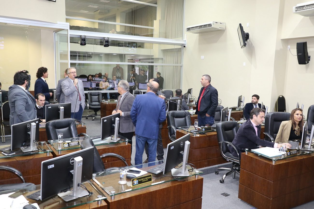 Vereadores de Florianópolis durante a sessão de quarta-feira, em que foram aprovados vale-refeição e aumento para verba de gabinete - Divulgação/ND