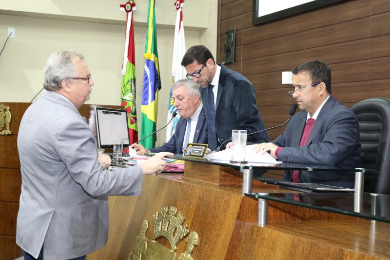 Vereadores de Florianópolis durante a sessão de quarta-feira, em que foram aprovados vale-refeição e aumento para verba de gabinete &#8211; Divulgação/ND