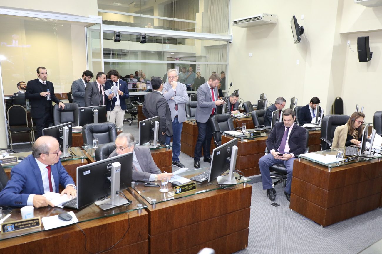 Vereadores de Florianópolis durante a sessão de quarta-feira, em que foram aprovados vale-refeição e aumento para verba de gabinete - Divulgação/ND