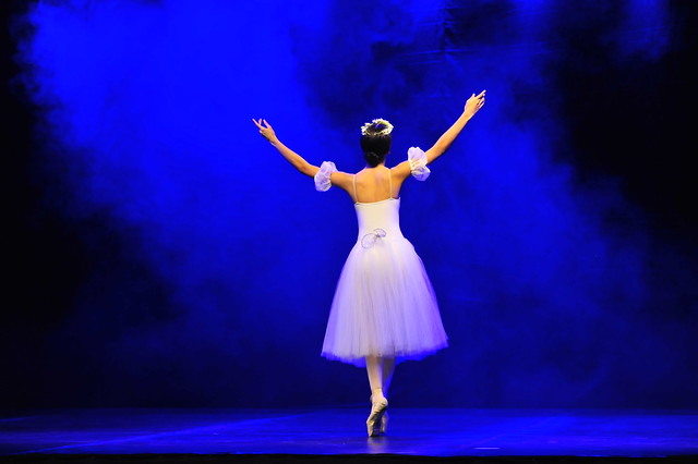 Mostra Competitiva - O que: Com mais de 200 coreografias, a Mostra Competitiva apresenta bailarinos em oito gêneros, fazendo um verdadeiro espetáculo no palco. Os vencedores de cada categoria recebem troféu e garantem vaga para o Festival no ano que vem. // Quando: De 18 a 25 de julho, às 19h. // Onde: Centreventos Cau Hansen; // Quanto: Para a primeira noite da Mostra Competitiva, os ingressos estão esgotados. Para as outras noites, ainda tem cadeiras disponíveis, Os valores variam de R$ 28 a R$ 120. - Gilmar Felix/Festival de Dança/Divulgação