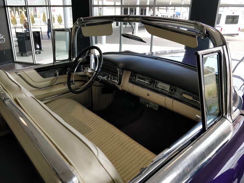 1956 Cadillac Eldorado Biarritz Convertible Coupe – Originalmente branco, o carro foi pintado de roxo e teve o interior customizado para Elvis. O veículo passou por uma completa restauração em 1976 - Foto: Paulo Basso Jr./Garagem360 - Foto: Paulo Basso Jr./Garagem360/Garagem 360/ND