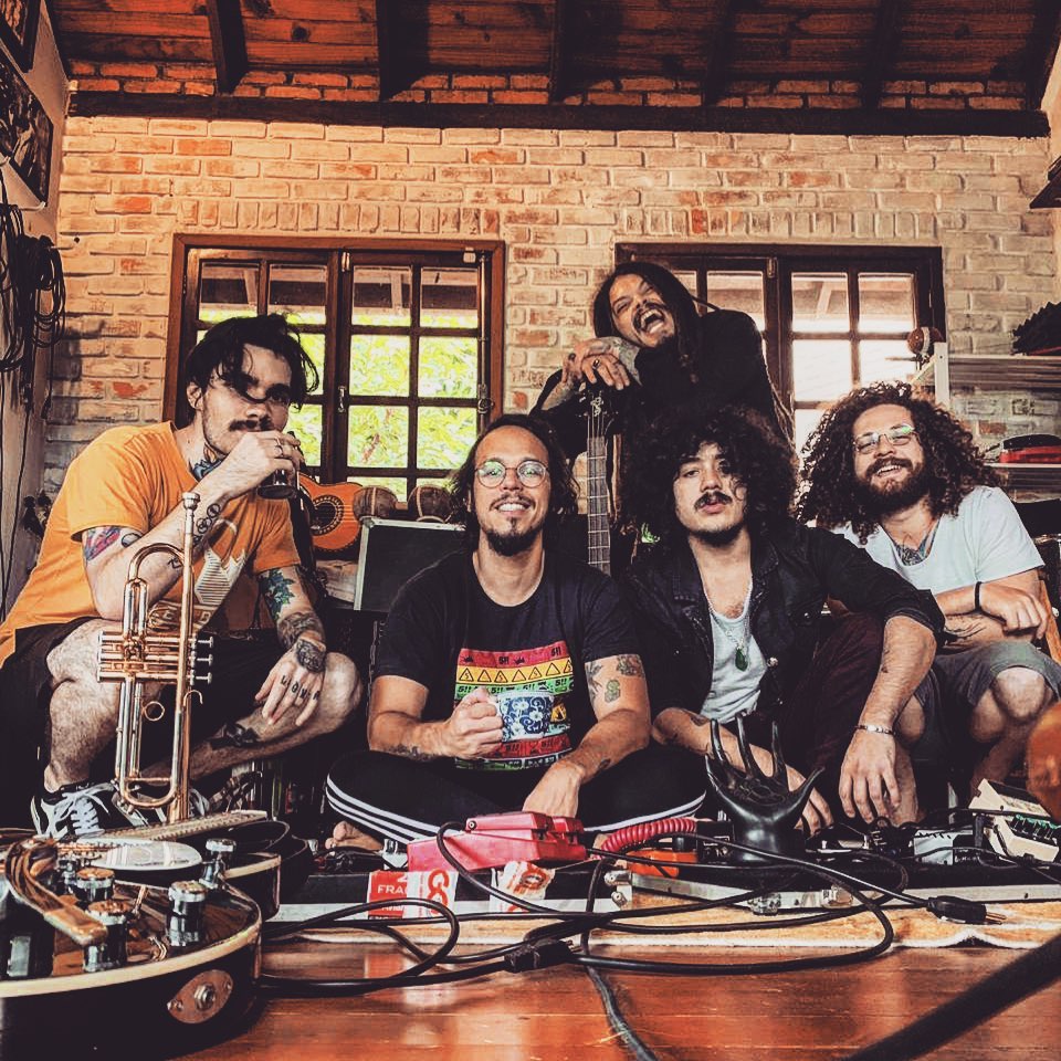 A banda de Chapecó Disaster Cities surgiu a partir da união de três outras bandas. A formação inclui os músicos Matheus Andrighi, Rafael Panegalli e Ian M. Bueno. Seu disco de estreia “Lowa” conta com sete faixas e uma música bônus, com canções de rock alternativo - Reprodução/Facebook