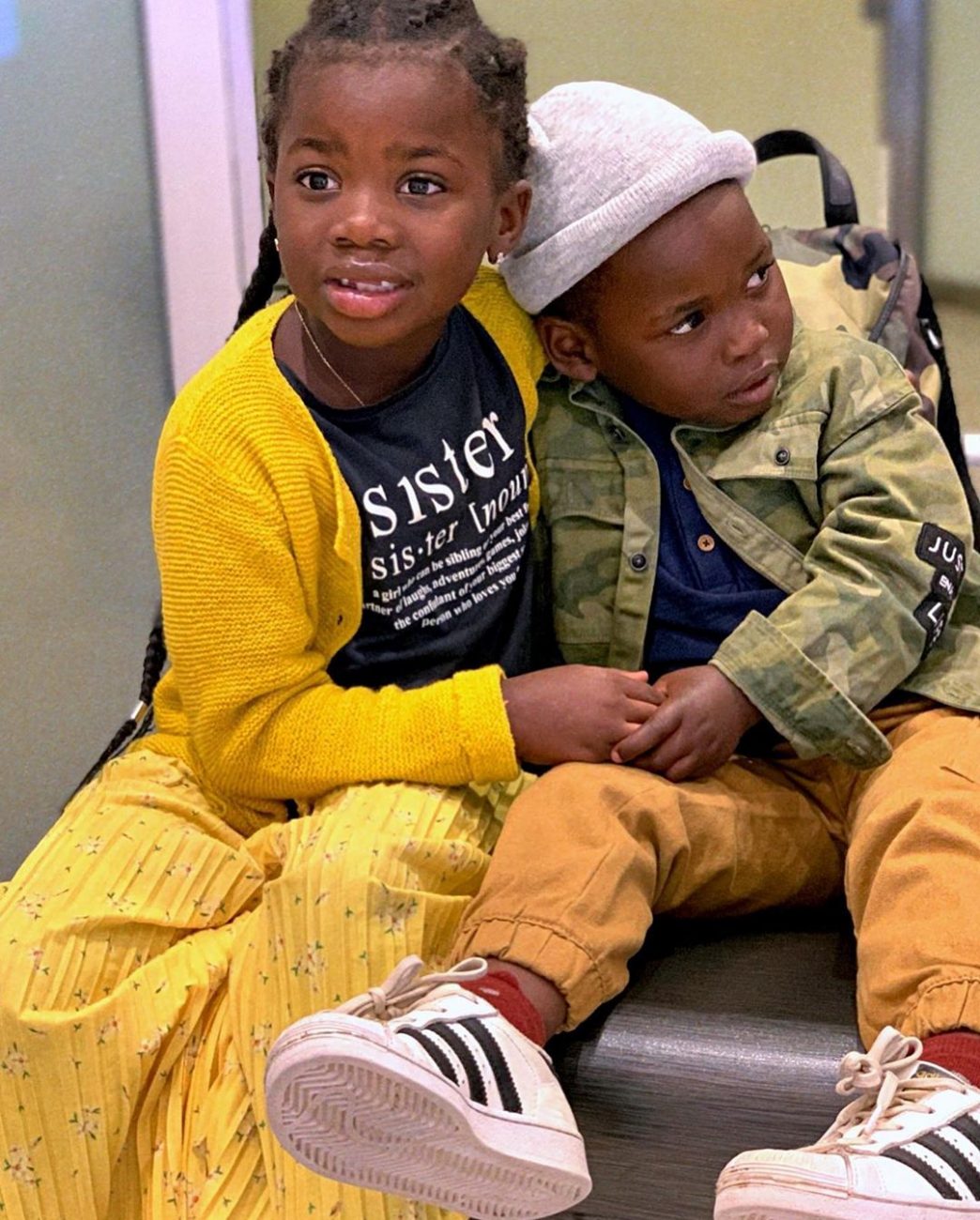 Titi, de 6 anos, que também foi adotada no país africano, e o irmão Bless - Reprodução Instagram/ND