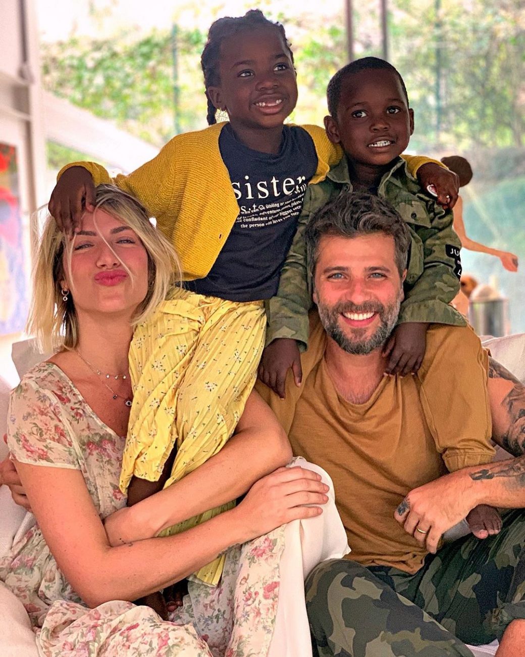 Primeira fot em família de Bruno Gagliasso e Giovanna Ewbank ao lado de Bless e Titi abaixo - Reprodução Instagram/ND