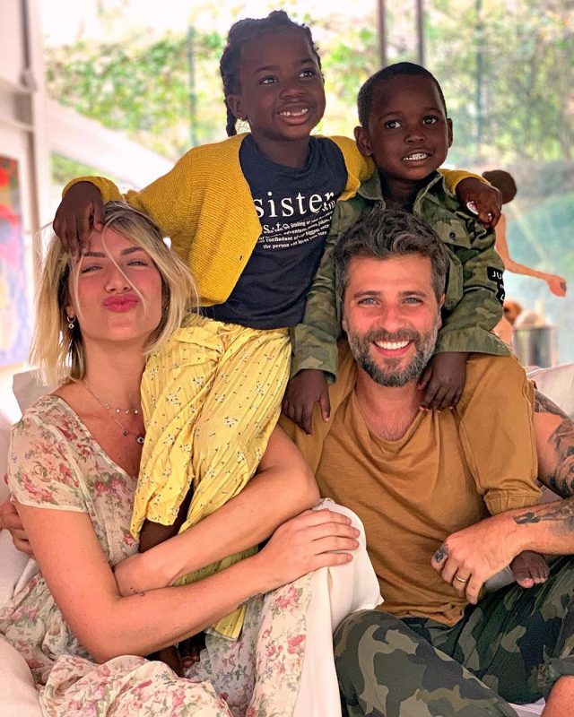 Primeira fot em família de Bruno Gagliasso e Giovanna Ewbank ao lado de Bless e Titi abaixo &#8211; Reprodução Instagram/ND
