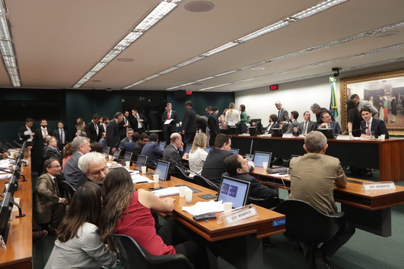 Deputados durante sessão da Comissão Especial nesta quinta-feira – Foto: GABRIELA BILó/ESTADÃO CONTEÚDO