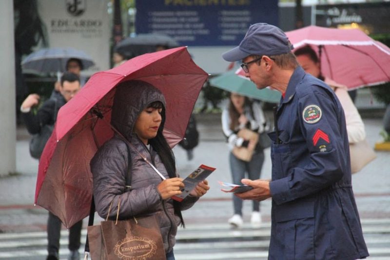 Bombeiros abordaram moradores e repassaram dicas sobre prevenção de acidentes – CBMSC/Divulgação/ND