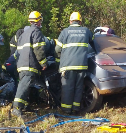 Vítima precisou ser retirada do veículo por profissionais do Corpo de Bombeiros Militar, após ficar presa entre as ferragens – CBMSC/Divulgação/ND